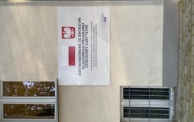 Tablica informacyjna na elewacji budynku