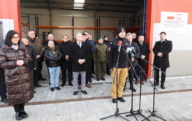 Przy mikrofonie Świętokrzyski Komendant Wojew&oacute;dzki PSP Marcin Charuba
