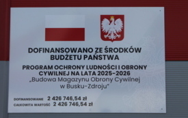 Tablica informacyjna znajdująca się na budynku magazynu OC o przyznaniu dofinansowania środk&oacute;w na budowę obiektu