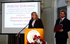 003 Przemawia Pani Anita Koniusz Członek Zarządu Wojew&oacute;dztwa Świętokrzyskiego, stoi obok Stanisław Klimczak Wicestarosta Buski