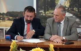 27 - podpisanie umowy przez przedstawiciela Stowarzyszenia Karsy Razem