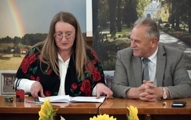 24 - podpisanie umowy przez KGW w Sieczkowie