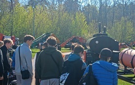 01 Uczniowie szk&oacute;ł SOSW dla Niepełnosprawnych Ruchowo w Busku-Zdroju w Muzeum Drogownictwa w Szczucinie