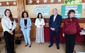 12. Na zdjęciu od lewej Pani Monika Para nauczyciel doradca metodyczny Powiatowego Ośrodka Doradztwa i Doskonalenia Nauczycieli w Busku-Zdroju, Pani Jolanta Maślicha dyrektor Powiatowego Ośrodka Doradztwa i Doskonalenia Nauczycieli w Busku-Zdroju, Pani Irena Sobieraj starszy wizytator Kuratorium Oświaty w Kielcach, Pan Marek Madetko dyrektor Publicznej Szkoły Podstawowej nr 3 w Busku-Zdroju, Pani Ewa Czerwińska nauczyciel doradca metodyczny Powiatowego Ośrodka Doradztwa i Doskonalenia Nauczycieli w Busku-Zd
