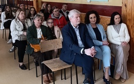 8. Na zdjęciu od prawej Pani Irena Sobieraj starszy wizytator Kuratorium Oświaty w Kielcach, Pani Jolanta Maślicha dyrektor Powiatowego Ośrodka Doradztwa i Doskonalenia Nauczycieli w Busku-Zdroju, Pan Marek Madetko dyrektor Publicznej Szkoły Podstawowej nr 3 w Busku-Zdroju