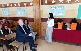 6. Na zdjęciu od prawej Pani Irena Sobieraj starszy wizytator Kuratorium Oświaty w Kielcach, Pani Jolanta Maślicha dyrektor Powiatowego Ośrodka Doradztwa i Doskonalenia Nauczycieli w Busku-Zdroju, Pan Marek Madetko dyrektor Publicznej Szkoły Podstawowej nr 3 w Busku-Zdroju
