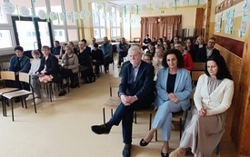 4. Na zdjęciu od prawej Pani Irena Sobieraj starszy wizytator Kuratorium Oświaty w Kielcach, Pani Jolanta Maślicha dyrektor Powiatowego Ośrodka Doradztwa i Doskonalenia Nauczycieli w Busku-Zdroju, Pan Marek Madetko dyrektor Publicznej Szkoły Podstawowej nr 3 w Busku-Zdroju