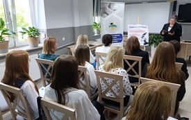 Pani Agnieszka Jasińska &ndash; kierownik Pedagogicznej Biblioteki Wojew&oacute;dzkiej im. Gustawa Herlinga-Grudzińskiego w Kielcach Filia w Busku-Zdroju oraz uczestnicy spotkania