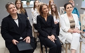 Na zdjęciu od prawej Pani Jolanta Maślicha &ndash; dyrektor Powiatowego Ośrodka Doradztwa i Doskonalenia Nauczycieli w Busku-Zdroju, Pani Izabela Kasperek &ndash; nauczyciel języka polskiego w Zespole Szk&oacute;ł Ponadpodstawowych im. Mikołaja Kopernika w Busku-Zdroju,  Pa