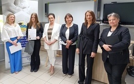 Na zdjęciu od prawej Pani Agnieszka Jasińska &ndash; kierownik Pedagogicznej Biblioteki Wojew&oacute;dzkiej im. Gustawa Herlinga-Grudzińskiego w Kielcach Filia w Busku-Zdroju, Pani Izabela Kasperek &ndash; nauczyciel języka polskiego w Zespole Szk&oacute;ł Ponadpodstawowych im. Mi