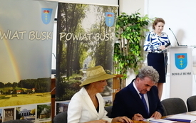 11 - Podpisanie umowy przez Stowarzyszenie Razem Dzieciom
