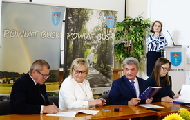 07 - Podpisanie umowy przez KGW Zbor&oacute;wek Nowy