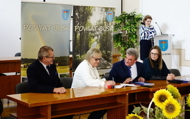 06 - Podpisanie umowy przez KGW Zbor&oacute;wek Nowy