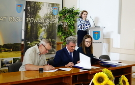 05 - Podpisanie um&oacute;w przez Stowarzyszenie Ziemia Buska