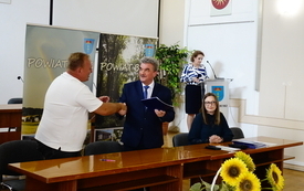 03 - Przekazanie umowy Prezesowi KS Gr&oacute;d Wiślica