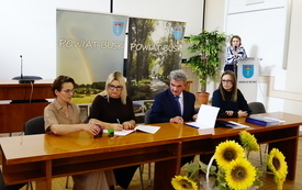 01 - Podpisanie um&oacute;w przez Stowarzyszenie Wielki Grosz