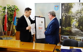 08 - Przekazanie podziękowania Wicestaroście Buskiemu przez Prezesa Futsal Team