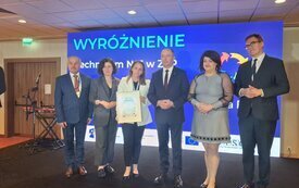 Wręczenie wyr&oacute;żnienia dla Technikum Nr 1 w Busku-Zdroju - Nagrodę wręczył Wiceminister Edukacji Henryk Kiepura - czwarta osoba od lewej strony