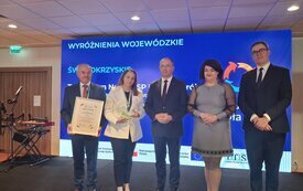 Wręczenie wyr&oacute;żnienia dla Technikum Nr 1 w Busku-Zdroju - nagrodę odbierają Andrzej Bilewski i Iwona Kąkol