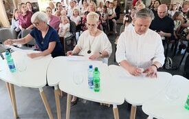 6 Jury konkursu: od lewej Magdalena Żak kierownik Klubu Seniora w Busku-Zdroju, Justyna Kwiatkowska dyrektor Zespołu Szk&oacute;ł Specjalnych w Busku-Zdroju, Krzysztof Kuchnecki dyrektor Samorządowej Szkoły Podstawowej nr 3 w Kazimierzy Wielkiej