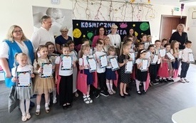7 Finaliści konkursu (klasy 0-I) z dyplomami i nagrodami