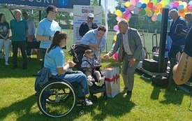 02 Starosta Buski wita bohatera pikniku- Antosia