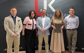 2. Dyrektor I LO Ewelina Szymczyk-Krzemińska i Nauczycielka I LO Urszula Gołda-Marciniak wraz z przedstawicielami Wydziału Prawa i Nauk Społecznych UJK