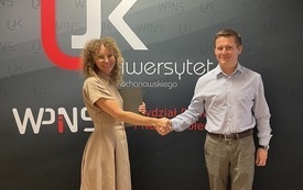 1. Od lewej Dyrektor I LO Ewelina Szymczyk-Krzemińska, Prodziekan Wydziału Prawa i Nauk Społecznych UJK dr Krzysztof Sielski