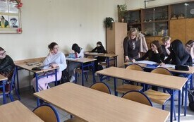 11. Nauczyciel Beata Ogunowska z uczniami Projektu Dziś Uczeń jutro Student