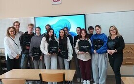 9. Dyrektor Ewelina Szymczyk-Krzemińska i nauczyciel Beata Ogunowska z wykładowcą PŚ i uczniami Projektu Dziś Uczeń jutro Student