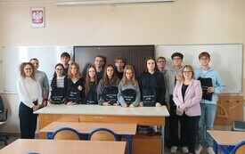 6. Dyrektor Ewelina Szymczyk-Krzemińska i nauczycielka Beata Ogunowska z wykładowcą PŚ i uczniami Projektu Dziś Uczeń jutro Student