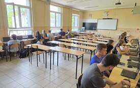 2. Uczniowie I LO pracujący przy Chromebookach