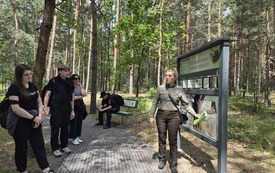 01 Uczniowie Ośrodka Szkolno-Wychowawczego dla Niepełnosprawnych Ruchowo uczestniczą w spotkaniu z p. Barbarą Milewicz