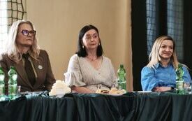 08.Jury konkursu, od lewej Maria Skrzypek gł&oacute;wny specjalista ds. edukacji w Zespole Świętokrzyskich i Nadnidziańskich Park&oacute;w Krajobrazowych, Jadwiga Lewicka nauczyciel języka polskiego w Publicznej Szkole Podstawowej nr 1 w Busku-Zdroju, Aneta Poniewierska nauczyciel doradca metodyczny w PODiDN w Busku-Zdroju oraz pedagog specjalny w Specjalnym Ośrodku Szkolno-Wychowawczym w Broninie