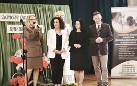 02.Na zdjęciu od lewej Maria Skrzypek gł&oacute;wny specjalista ds. edukacji w Zespole Świętokrzyskich i Nadnidziańskich Park&oacute;w Krajobrazowych, Jolanta Maślicha dyrektor PODiDN w Busku-Zdroju, Irena Sobieraj starszy wizytator Kuratorium Oświaty w Kielcach, Andrzej Lasak Urzędujący Członek Zarządu Powiatu Buskiego
