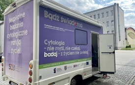 1. Bus na terenie I LO, w kt&oacute;rym pobierano krew do badań
