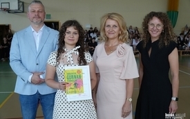 8. Od lewej - Przewodniczący Rady Rodzic&oacute;w I LO Karol Kurasiński, Wiktoria Wieloch, Jolanta Łukasik, Dyrektor I LO Ewelina Szymczyk-Krzemińska, fot. busko.com.pl