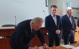06 - Starosta Buski podpisuje akt mianowania
