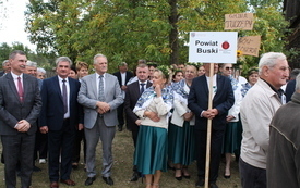 Delegacja wieńcowa z miejscowości Karg&oacute;w-Brzoz&oacute;wka z przedstawicielami Powiatu Buskiego i Gminy Tuczępy