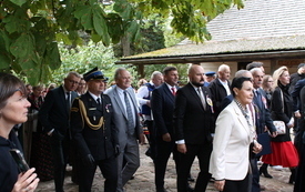 Korow&oacute;d dożynkowy w drodze na Mszę Świętą - zaproszeni Goście i Uczestnicy dożynek