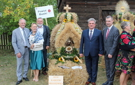 Obok wieńca stoją Jerzy Kolarz Starosta Buski, Edyta Tutak Przewodniczaca KGW, Artur Kański Sekretarz Gminy, Radny Rady Powiatu w Busku-Zdroju, Stanisław Klimczak Wicestarosta Buski, Tomasz Mierzwa Członek Zarządu