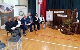 2. Na zdjęciu od lewej: uczeń klasy 8b Publicznej Szkoły Podstawowej nr 1 w Busku-Zdroju, Wicedyrektor Publicznej Szkoły Podstawowej nr 1 w Busku-Zdroju - Anetta Okraj, Starosta Buski &ndash; Jerzy Kolarz, Burmistrz Miasta i Gminy Busko-Zdr&oacute;j &ndash; Jerzy Szydłowski, Dyrektor Publicznej Szkoły Podstawowej Nr 1 w Busku-Zdroju - Katarzyna Siemińska-Woźniak, Dyrektor Powiatowego Ośrodka Doradztwa i Doskonalenia Nauczycieli w Busku-Zdroju &ndash; Jolanta Maślicha
