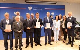 03. Przedstawiciele świętokrzyskich samorząd&oacute;w podczas podpisania um&oacute;w na zadania związane z usuwaniem skutk&oacute;w klęsk żywiołowych