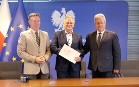02. Na zdjęciu od lewej Andrzej Lasak Urzędujący Członek Zarządu, Jerzy Kolarz Starosta Buski, J&oacute;zef Bryk Wojewoda Świętokrzyski 
