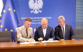 01. Podpisanie umowy, na zdjęciu od lewej Andrzej Lasak Urzędujący Członek Zarządu, Jerzy Kolarz Starosta Buski, J&oacute;zef Bryk Wojewoda Świętokrzyski