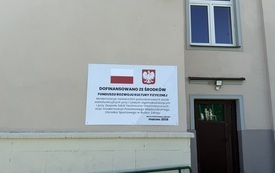 016 Tablica informacyjna umieszczona na budynku przy boisku Zespołu Szk&oacute;ł Techniczno-Informatycznych w Busku-Zdroju