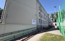 015 Tablica informacyjna umieszczona na budynku przy boisku Zespołu Szk&oacute;ł Techniczno-Informatycznych w Busku-Zdroju