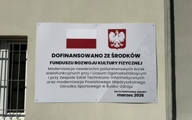 07 Tablica informacyjna umieszczona na budynku przy boiskach I Liceum Og&oacute;lnokształcącego w Busku-Zdroju