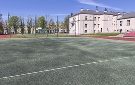 03 Tak było - boisko przed modernizacją przy I Liceum Og&oacute;lnokształcącym w Busku-Zdroju
