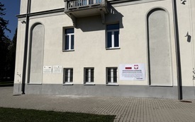 08 Tablica informacyjna umieszczona na budynku przy boiskach I Liceum Og&oacute;lnokształcącego w Busku-Zdroju
